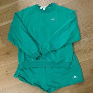 ALO Yoga Green Accolade Sweatshirt & Shorts Set